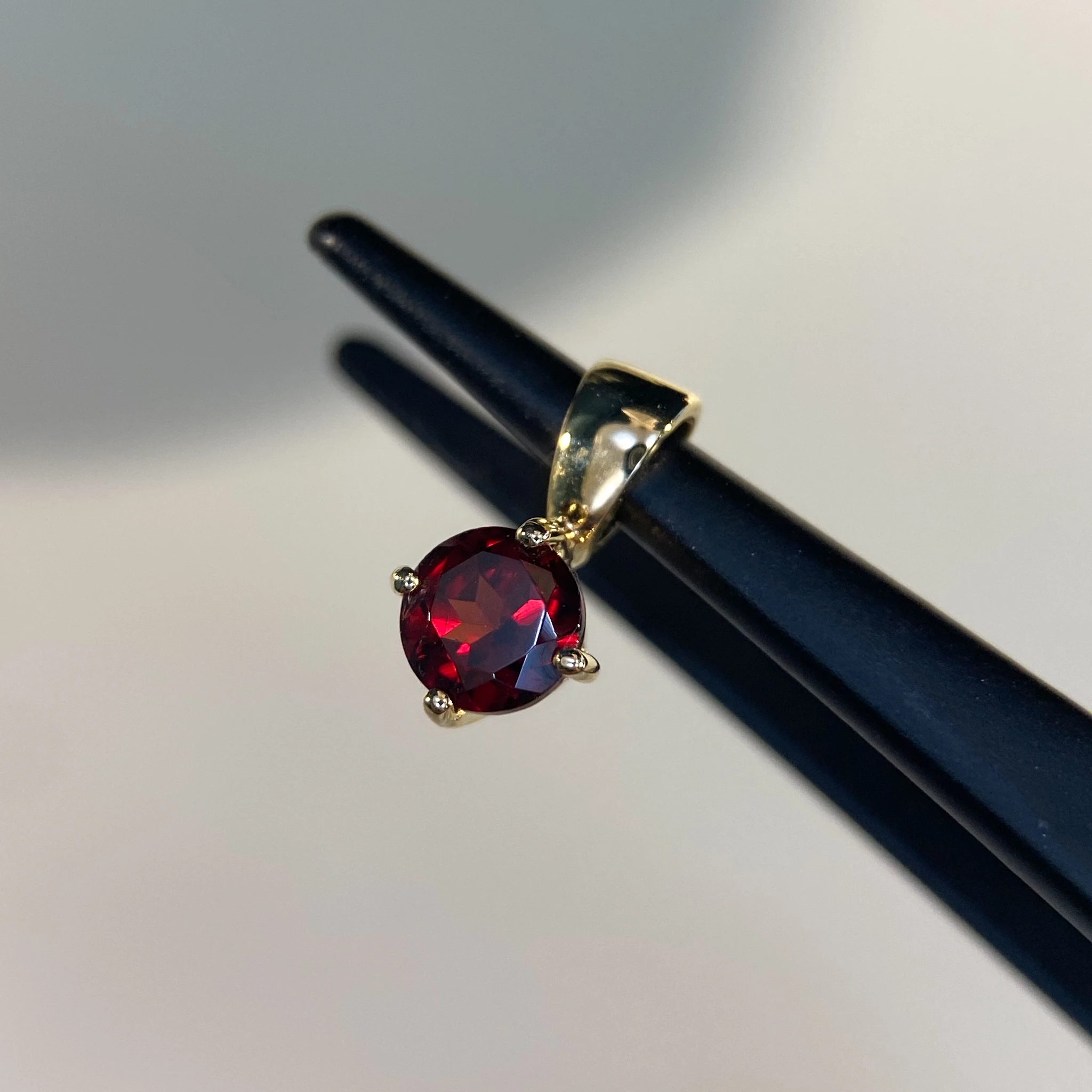 Round Garnet Pendant in 9K Yellow Gold