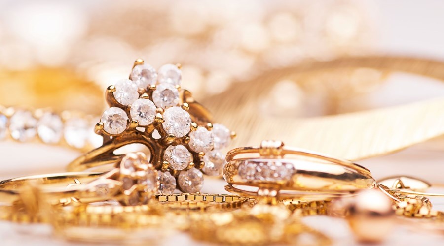 https://www.qualitydiamonds.co.uk/media/15245/gold-diamond-jewellery-white-background-cluster.jpeg?anchor=center&mode=crop&width=900&height=500&rnd=132139803600000000